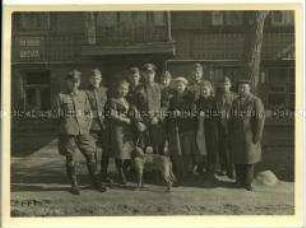 Gruppenbild von Soldaten und Zivilisten eines litauischen oder russischen Dorfes