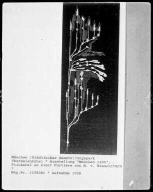 Stickerei an einer Portiere von M. v. Brauchitsch
