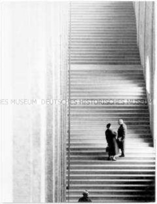 Paar auf der Treppe in der Alten Pinakothek in München