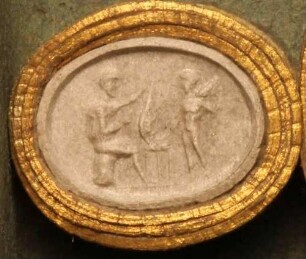 Dädalus beim Bau künstlicher Flügel, vor ihm der bereits geflügelte Ikarus (Daktyliothek, Zweites Historisches Tausend)
