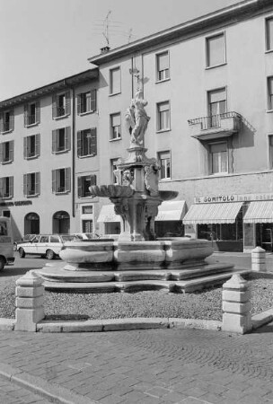Brunnen mit Statue der Brescia armata