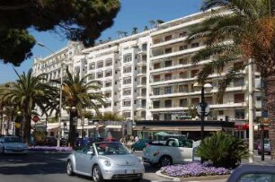 Cannes - Uferstraße Croisette : Croisette-Uferstraße mit Luxus-Hotels in Cannes, aufgenommen 2006