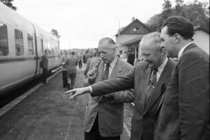 Schondorf: Prof. Frohne erklärt Journalisten den Gliedertriebzug