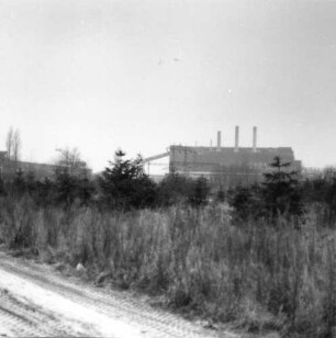 Peenemünde, Museumstraße. Historisch-Technisches Museum. Kraftwerk Peenemünde mit großer Bekohlungsanlage (um 1940). Feldansicht