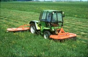 Fotografie: Frontmähwerk, Futterernte, Systemtraktor, Trommelmähwerk