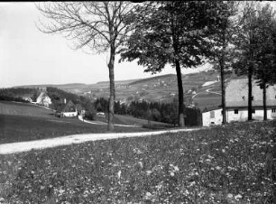 Pobershau/Marienberg. Blick gegen vereinzelte Gehöfte, rechts Schacht 303 oder 304