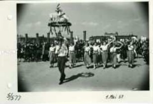 Jugendliche auf der Berliner Maidemonstration 1951