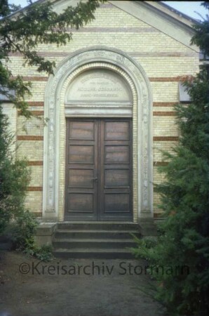 Friedhof: Klosterbergenstraße: Grabkapelle: Teilansicht: Giebelseite mit Eingangsportal