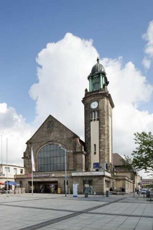 Hauptbahnhof — Empfangsgebäude