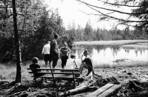Kaltenbronn: Wandergruppe am Hohlohsee bei Kaltenbronn