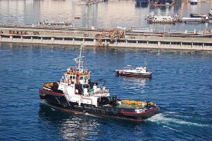 Neapel - Hafenanlage : Schlepper im Hafen von Neapel, aufgenommen 2006