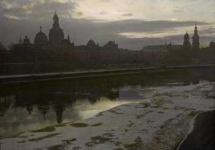 Dresden-Altstadt, Brühlsche Terrasse am Abend. Blick über die Elbe mit Kuppel von Kunstverein und Frauenkirche bis Ständehaus- und Hausmannsturm vom Residenzschloß