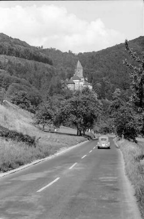 Zwingenberg: Burg an der Bundesstraße