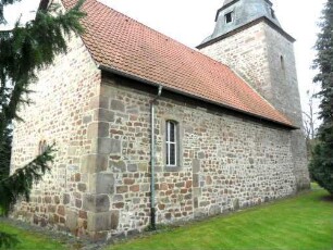 Langhaus von Nordnordosten mit vermauerten Fenstern in der Nordwand (einst festes Langhaus) sowie Erweiterung nach Osten (beachte Mauersteinverband)