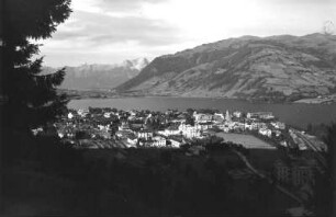 Österreich. Zell am See. Stadtansicht am Zeller See gegen Hundsteinmassiv (rechts), im Hintergrund der Große Hundstot. Blick nach Nordnordost