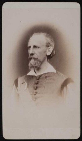Rollenporträt Johann Conradi (1815-1859; Sänger). Albuminabzug auf Karton (Carte-de-visite mit Atelieraufdruck verso)