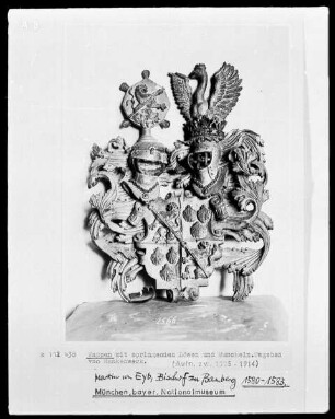 Wappen mit springenden Löwen und Muscheln, umgeben von Rankenwerk des Martin von Eyb, Bischof zu Bamberg