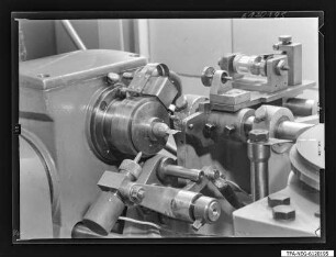 Schweißvorrichtung am Spanngitterautomat, Teilansicht 1, Foto 1961