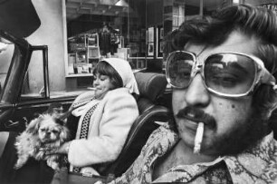 Mann und Frau in einem Cabriolet sitzend, Hamburg