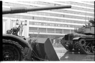 Kleinbildnegativ: Alliierten-Parade und Vietnam-Protest, TU Berlin, 1968