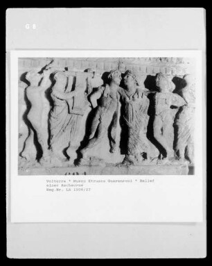 Relief einer Ascheurne