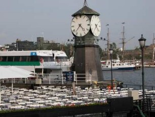 Oslo - Uhrturm am Stadthafen : Historischer Uhrturm am Stadthafen. Aufgenommen in Oslo im September 2004