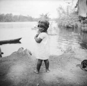 Kinderportrait : Portrait eines kleinen Kindes am Rio Mbini