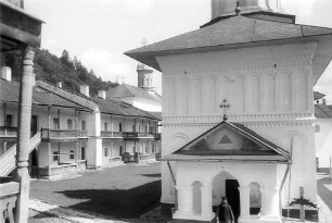 keine Beschreibung [Secu: Kloster, Eingang zur Kirche, von oben]