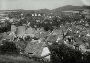 Schmalkalden, Stadtansicht : Schmalkalden. Westliche Altstadt mit Stadtkirche St. Georg. Blick vom Grasberg nach Norden zum Thüringer Wald mit Großem Gieselsberg