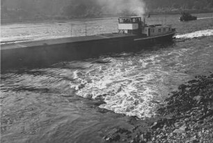 Niedrigwasser am Rhein zwischen Bingen und Oberwesel 1959