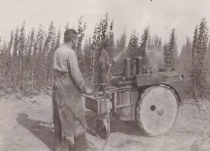 Foto fahrbarer Tank mit Pumpe und Druckbehälter zum Spritzen