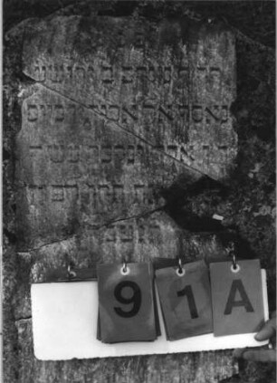 Grabstein 91 (Index: 100113879) Zustand: . . . mit Platte, Platte in mehrere Teile zerbrochen mit Textverlust, repariert Maße HxBxT: 80x52x8 cm Beschreibung: Pultstein: Grabstein 91A
