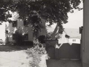 Brabschütz-Merbitz, Merbitzer Ring 8, 8 a und 9. Wohnhaus (bez. 1816) und Toranlage (Nr. 9)