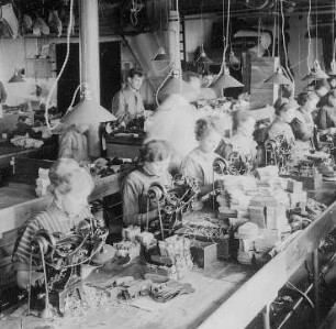Oberlederschärfmaschine : Technikgeschichte | Technologie | Schuhwarenfabrikation | Schuhwarenfabrik Conrad Tack & Cie AG