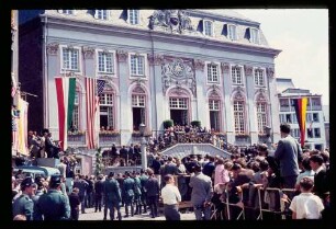 Bonn Marktplatz/ ganzes Rathaus mit Menschenmenge