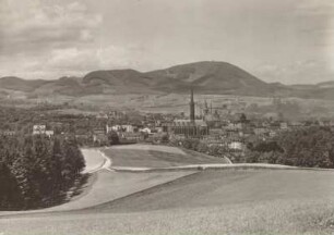 Waldenburg, Stadtansicht : Waldenburg (Walbrzych/Polen). Stadtansicht von Osten mit Hochwald
