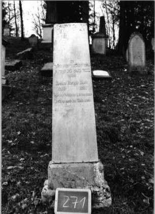 Grabstein 271 (Index: 100090147) Material: weißer Marmor, Sockel Granit Zustand: gut Maße HxBxT: 129x29x14 cm Beschreibung: Obelisk, getreppter Sockel: Grabstein 271