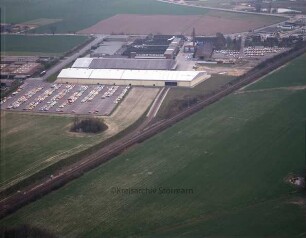 British American Tobacco (BAT): Luftbild des Gewerbegebietes am Beimoorweg mit Blick in Richtung Süden: im Vordergrund Bahnstrecke Hamburg-Lübeck