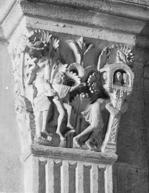 Pilasterkapitell mit Darstellung von Samson, den Palast des Dagon zum Einsturz bringend