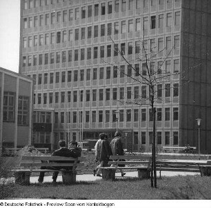 Pädagogische Hochschule; Bau der Sporthalle; Mensa mit Studenten; Innenansicht; Innenhof