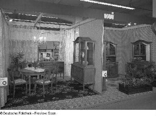 Ausstellungskojen mit Wohn- und Speisezimmermöbeln des VEB Möbelkombinat Zeulenroda-Triebes (ZEUTRIE)