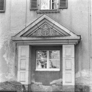 Coswig. Neucoswiger Rathaus, Geschwister-Scholl-Platz 1. Ehemaliger Eingang mit Risalit