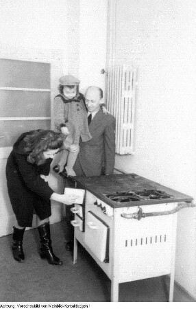 Dresden, Gruna, Falkensteinplatz. Einzug der ersten Mieter, der Familie Voigt, in den wiederaufgebauten Wohnblock, Anwesend u.a. Oberbürgermeister Weidauer, 16. November 1949