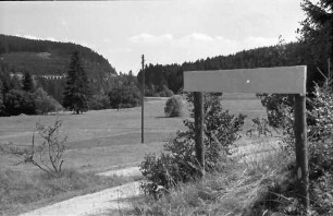 Wutachtal: Wutachtalsperre; Wutachtal mit Hochfirst, von der Kapplerstraße mit Markierung