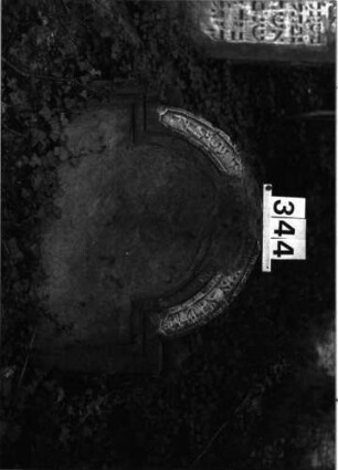 Grabstein 344 (Index: 99898014) Zustand: stark verwittert Maße HxBxT: 60x76x11 cm: Grabstein 344