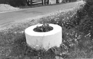 Rothenburg/O.L.-Nieder-Neundorf. Kollergangstein als Blumenkübel