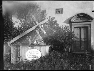 Buchen Kapelle zum heiligen Kreuz Portal - im Vorgarten die Kreuzwegstation mit der Kreuztragung
