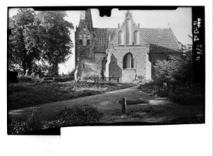 Roggow-Russow (Rerik-Russow). Kirche (Baubeginn A. 14. Jh., Umbau 1901/1904; G. L. Möckel). Ansicht über den Kirchhof von Süden