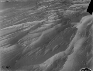 Winderosion : Durch Wind verursachte Erosion auf einer Eisoberfläche in der Antarktis.