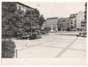 Rathaus, Berlin-Wedding: Vorplatz mit Blick nach Norden